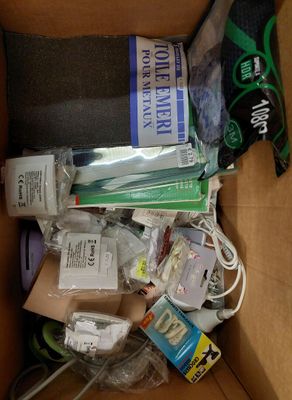 lot d'environ 100 d'articles de solderie neuf