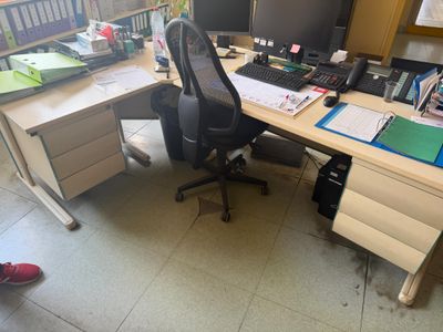 un bureau équipé de deux écrans et d'un clavier