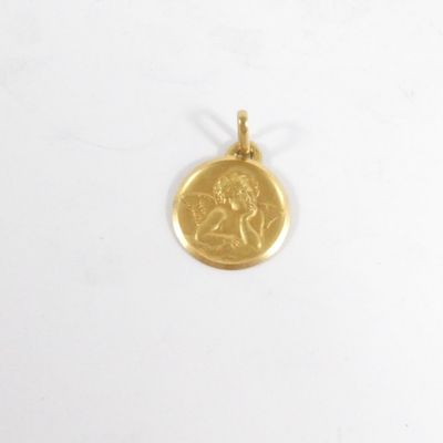 une image d'une pièce d'or sur une surface blanche