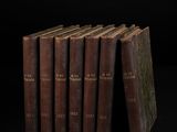 six vieux livres empilés les uns sur les autres sur une surface noire