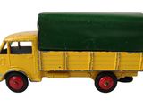 camionnette jouet jaune et verte sur fond blanc, avec des roues rouges