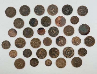 de nombreux types de pièces différents qui se trouvent sur la table