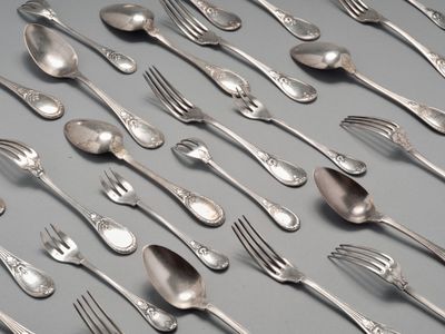 beaucoup de cuillères et de fourchettes en argent sur la table