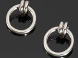 paire de boucles d'oreilles créoles plaquées argent sur fond noir