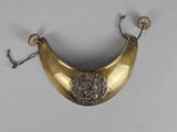 une image représentant un collier en or et en argent orné d'un lion
