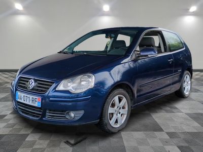 la voiture bleue est garée dans le garage sur le sol en damier