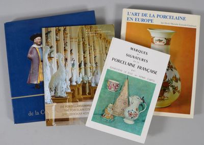 trois livres sont posés sur une table les uns à côté des autres