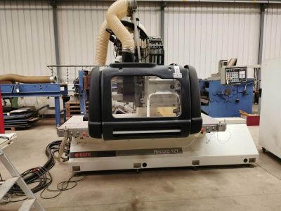 une machine qui se trouve à l'intérieur d'un bâtiment