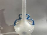 un vase en verre orné d'un serpent bleu