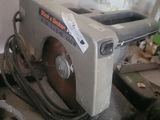 une machine posée sur une table