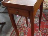 une petite table en bois surmontée d'un tiroir