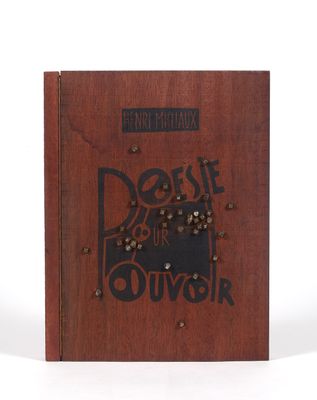Le livre est de couleur marron, avec des lettres noires sur la couverture.