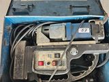 une boîte bleue contenant tout un tas de matériel électrique
