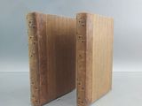 deux morceaux de bois posés sur une table
