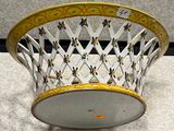 un panier posé sur une table