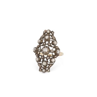 gros plan d'une bague en diamant sur fond blanc