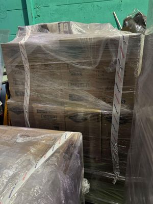 une pile de cartons sur une palette dans un entrepôt