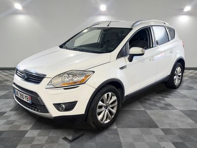 Une Ford Kuga blanche est garée dans une pièce dont le sol est à damier.