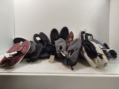 Plusieurs paires de chaussures sont alignées sur une étagère