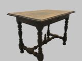 une image représentant une table avec un plateau en bois sur fond gris