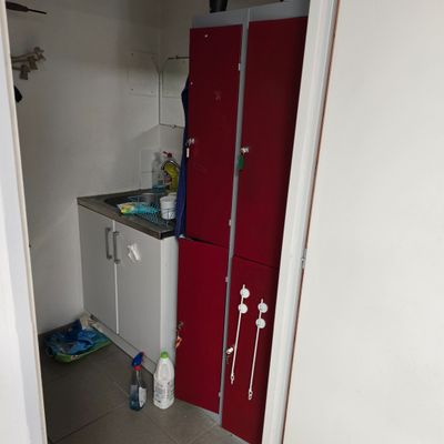un réfrigérateur rouge dans un coin d'une petite cuisine