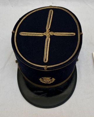 un chapeau orné d'une croix, posé sur une table