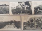 plusieurs vieilles photographies en noir et blanc représentant des personnes dans un champ