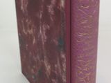 Le livre est violet, avec des inscriptions dorées sur la couverture.