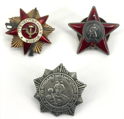 trois insignes militaires soviétiques, dont une étoile, une médaille et une médaille