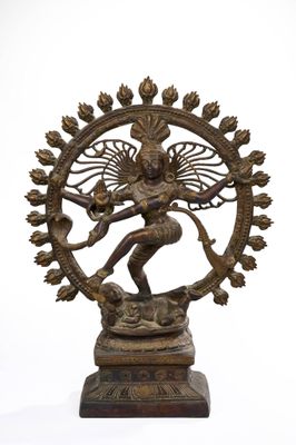 une statue en bronze représentant une femme dansant en cercle