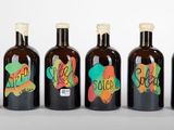 six bouteilles de vin aux étiquettes colorées sont alignées en rang