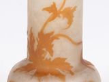 un vase en verre orné d'une fleur, posé sur une surface blanche