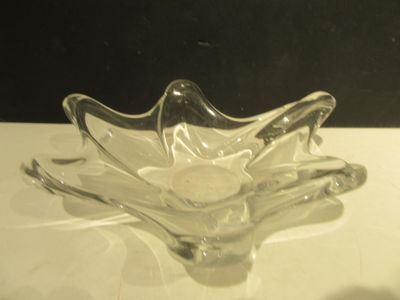 un bol en verre posé sur une table