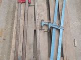 plusieurs morceaux de bois sont empilés les uns sur les autres par terre