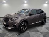 un SUV Toyota C-HR gris garé sur un sol à damier