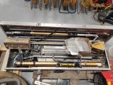 une boîte à outils contenant des outils, posée sur une palette