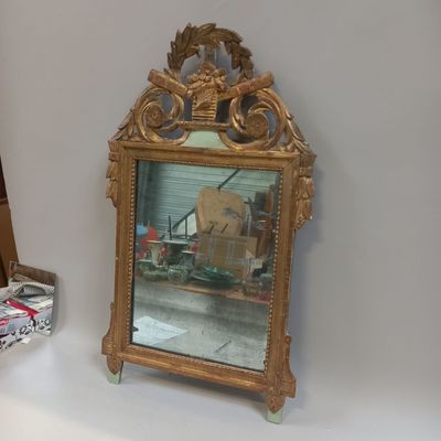 Petit MIROIR en bois doré et teinté vert à fronton à décor d…