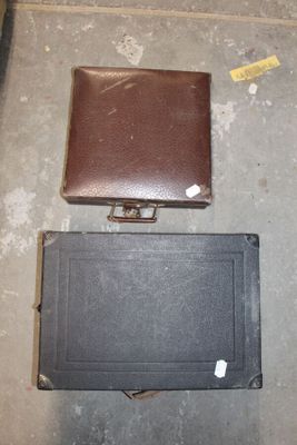 deux bagages posés l'un à côté de l'autre sur le sol