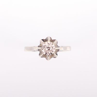 gros plan d'une bague en diamant sur fond blanc