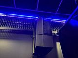 une lumière bleue au plafond d'une pièce