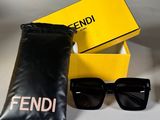 Lunettes de soleil Fendi et étui