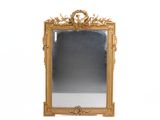 un miroir avec un cadre doré sur fond blanc
