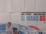 Affiche française du film « Le Mans 8 », mettant en scène deux hommes devant une voiture de sport bleue