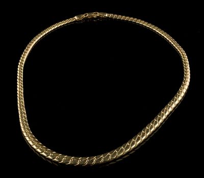 un collier en or sur fond noir