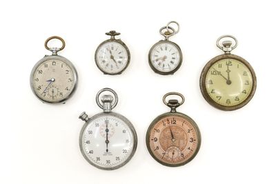 plusieurs types de montres de poche sont présentés sur une surface blanche