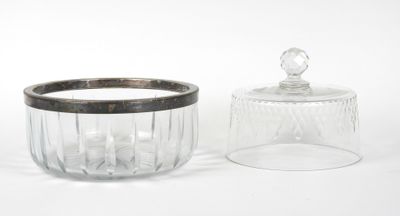 deux bocaux en verre avec leurs couvercles, posés sur une surface blanche