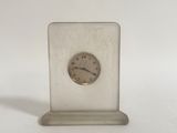 une petite horloge posée sur une table