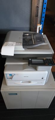 une imprimante posée sur une boîte
