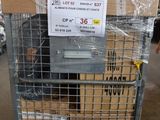 un chariot chargé de cartons et muni d'une pancarte, dans un entrepôt