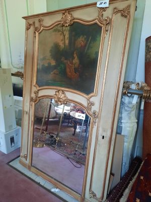 un miroir qui est assis sur le sol devant un miroir